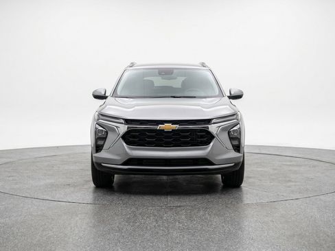 Used 2025 Chevrolet Trax LT FWD image 2