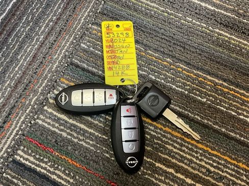 Used 2024 Nissan Titan SV w/ SV Convenience Package image 21