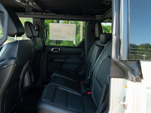 New 2025 Ford Bronco Outer Banks w/ Sasquatch Package image 18