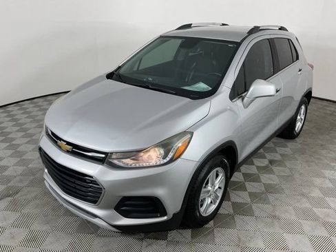Used 2018 Chevrolet Trax LT w/ LT Convenience Package FWD image 2