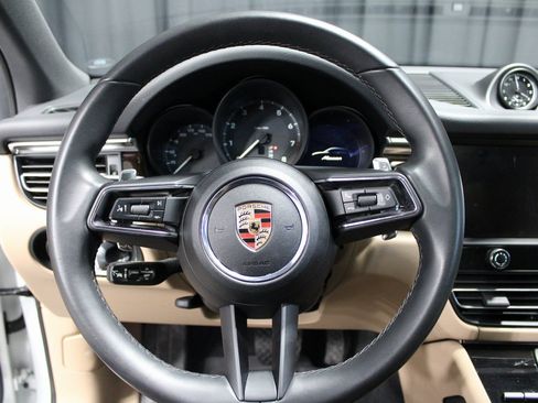 Certified 2025 Porsche Macan image 32