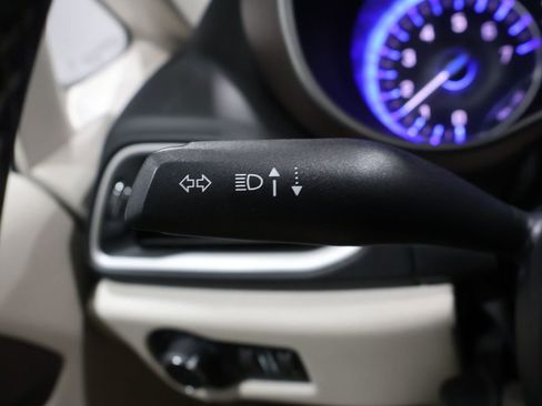 Used 2023 Chrysler Voyager LX image 33