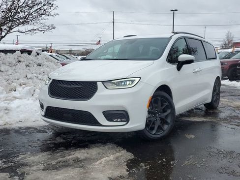 Used 2023 Chrysler Pacifica Touring-L w/ S Appearance Package image 32