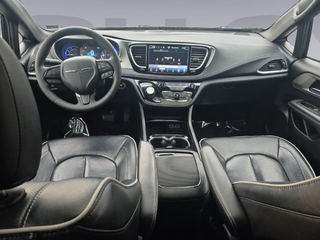 Used 2024 Chrysler Pacifica Premium FWD image 12