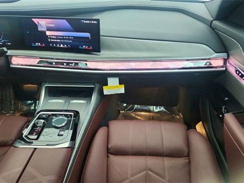 Used 2025 BMW i7 eDrive50 image 40