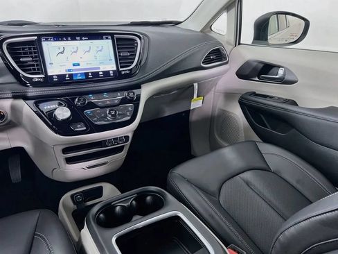 Used 2023 Chrysler Pacifica Touring-L FWD image 23