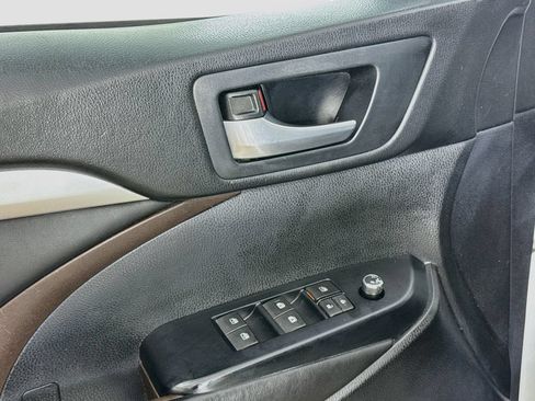 Used 2018 Toyota Highlander XLE AWD/4WD image 22