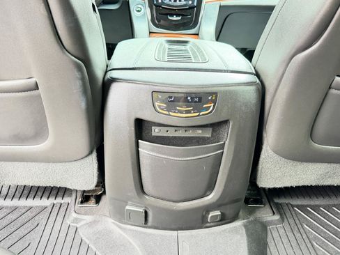 Used 2017 Cadillac Escalade Luxury AWD/4WD image 34