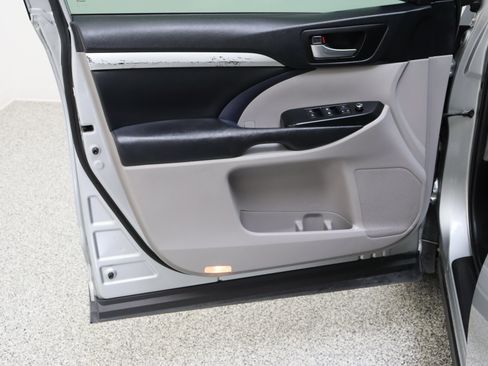 Used 2019 Toyota Highlander XLE FWD image 12