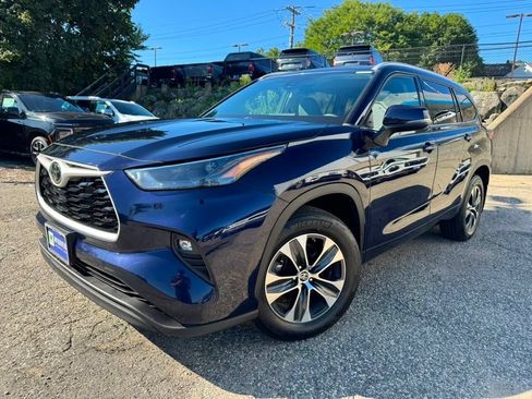Used 2022 Toyota Highlander XLE AWD/4WD image 2