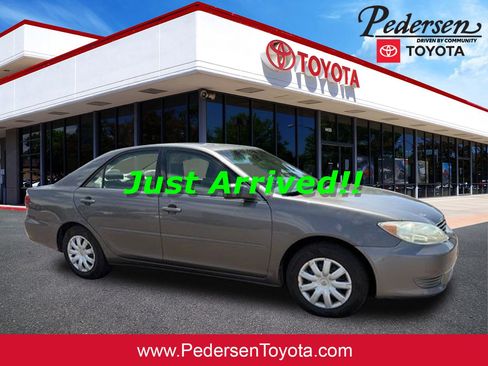 Used 2005 Toyota Camry LE FWD image 1