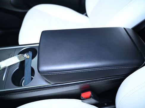 Used 2022 Tesla Model Y Long Range image 23