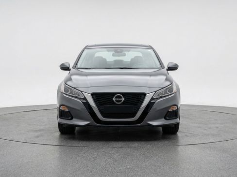 Used 2025 Nissan Altima 2.5 SV FWD image 2