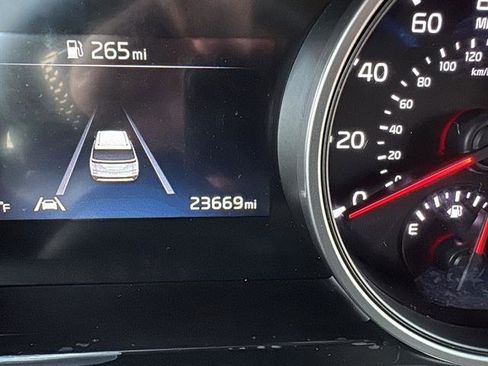 Used 2023 Kia Carnival LX image 20