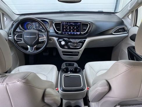 Used 2021 Chrysler Pacifica Touring-L FWD image 6