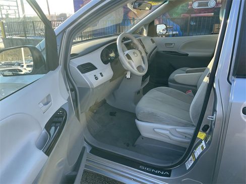 Used 2011 Toyota Sienna image 14