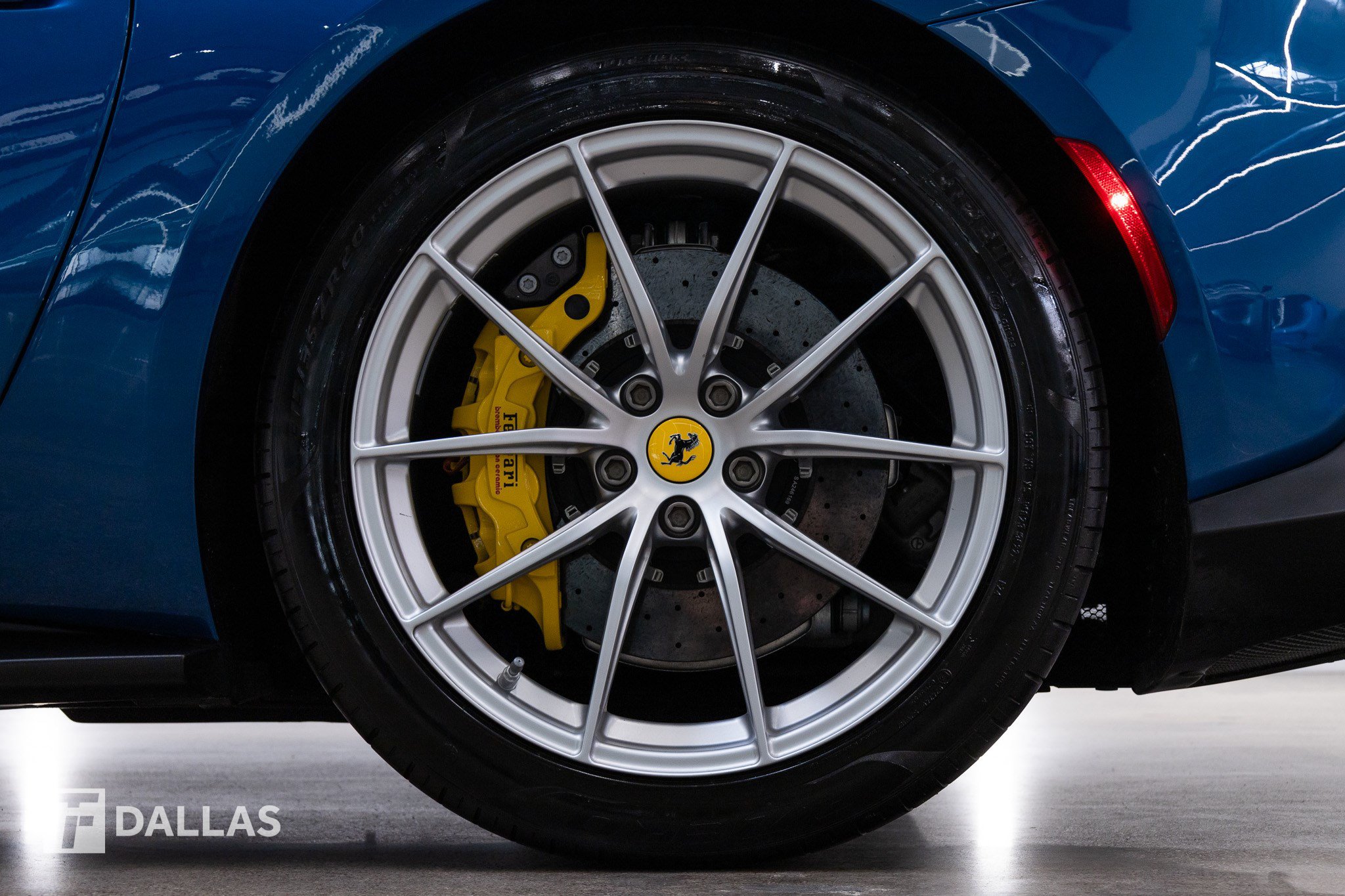 Used 2018 Ferrari 812 Superfast RWD image 10