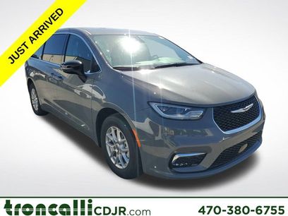 Used 2025 Chrysler Pacifica Select