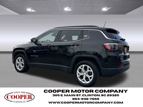 Used 2024 Jeep Compass Latitude image 3