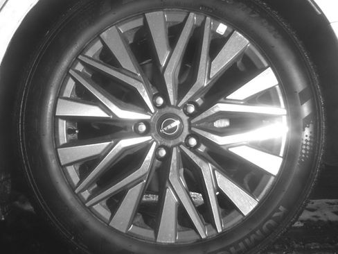 Used 2025 Nissan Altima 2.5 SV FWD image 14
