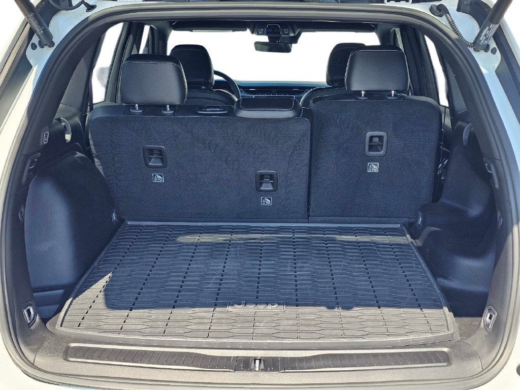 Used 2025 Jeep Grand Cherokee Altitude AWD/4WD image 11