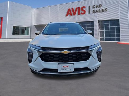 Used 2025 Chevrolet Trax LT w/ LT Convenience Package FWD image 2