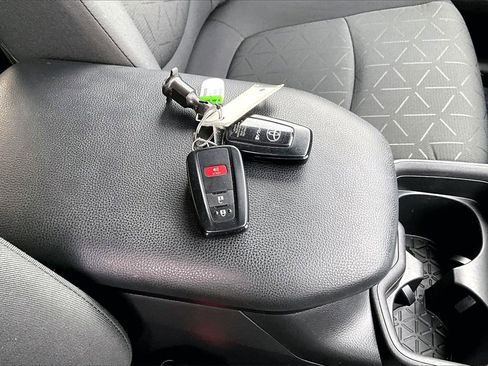 Used 2021 Toyota RAV4 XLE image 16