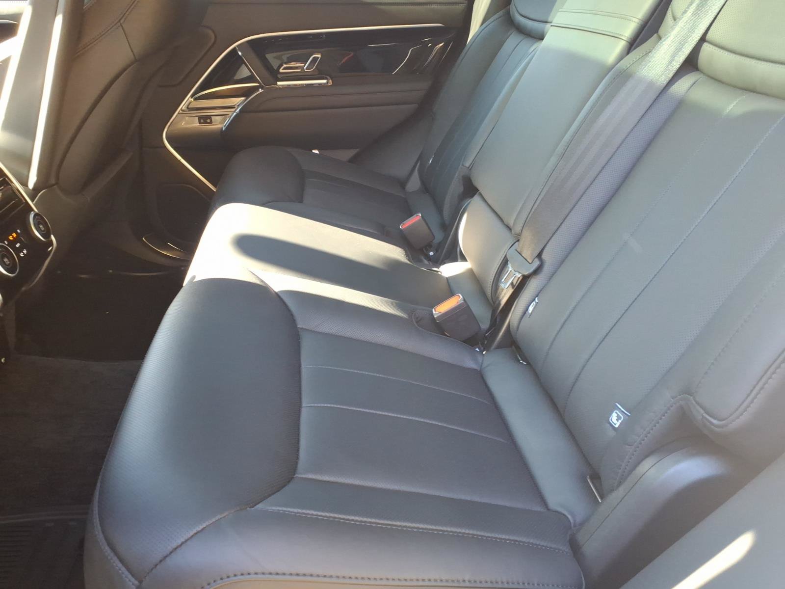 Certified 2025 Land Rover Range Rover SE AWD/4WD image 5