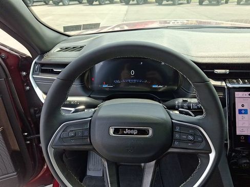 Used 2025 Jeep Grand Cherokee Limited w/ Luxury Tech Group II AWD/4WD image 19