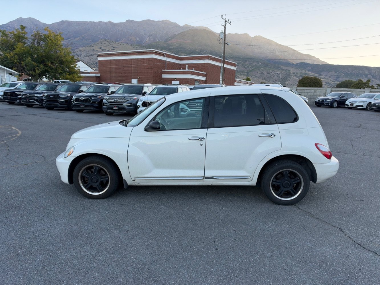 Used 2010 Chrysler PT Cruiser w/ Convenience Group FWD image 2