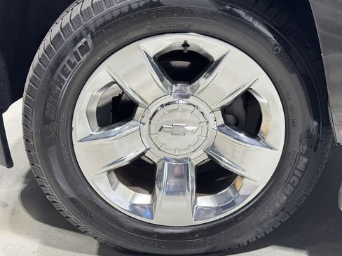 Used 2019 Chevrolet Suburban LT w/ LT Signature Package image 7