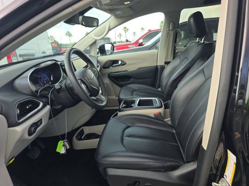 Used 2024 Chrysler Pacifica Touring-L FWD image 12