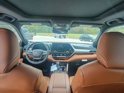 New 2026 Toyota Highlander Platinum image 17