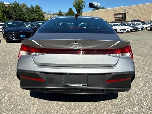 Used 2026 Hyundai Elantra SE FWD image 18