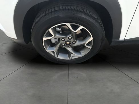 Used 2025 Chevrolet Trax LT FWD image 4