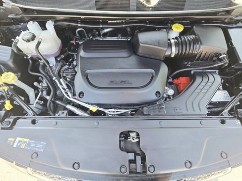 Certified 2024 Chrysler Pacifica Touring-L AWD/4WD image 18