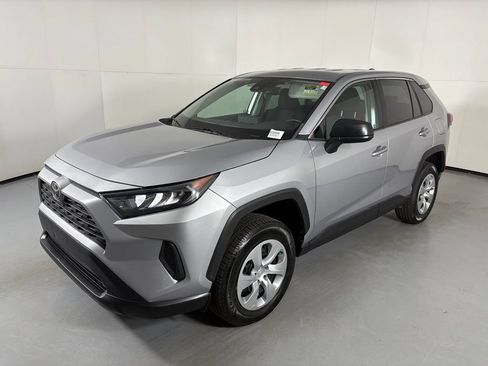 Used 2022 Toyota RAV4 LE w/ Carpet Mat Package (TMS) FWD image 4