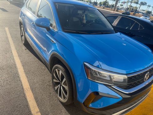 Used 2022 Volkswagen Taos SE w/ Panoramic Sunroof Package image 3