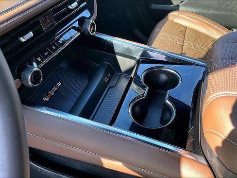 Used 2025 Chevrolet Suburban High Country image 18