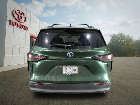 Used 2024 Toyota Sienna LE AWD/4WD image 3