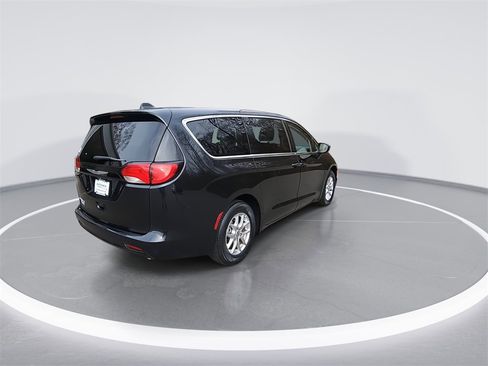Used 2022 Chrysler Voyager LX image 8