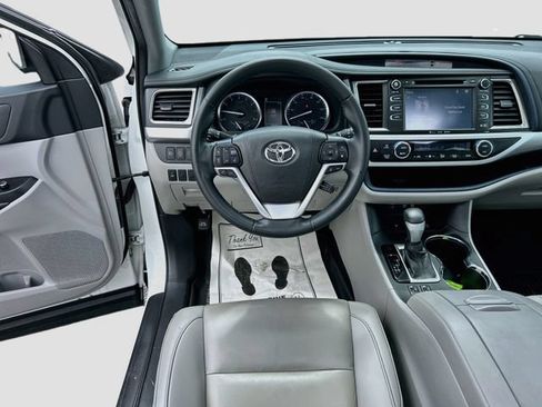 Used 2019 Toyota Highlander XLE AWD/4WD image 19