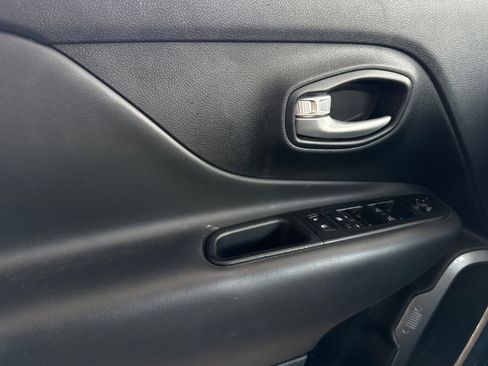 Used 2023 Jeep Renegade Latitude image 12