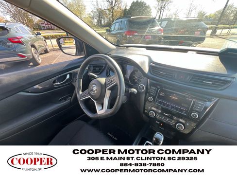 Used 2018 Nissan Rogue SV w/ Premium Package image 16