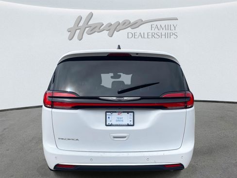 Certified 2025 Chrysler Pacifica Select image 4