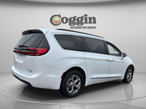 Used 2022 Chrysler Pacifica Limited w/ Uconnect Theater Family Group image 5