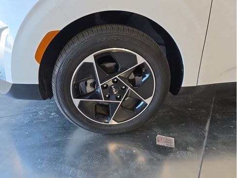 Used 2025 Kia Soul EX image 3