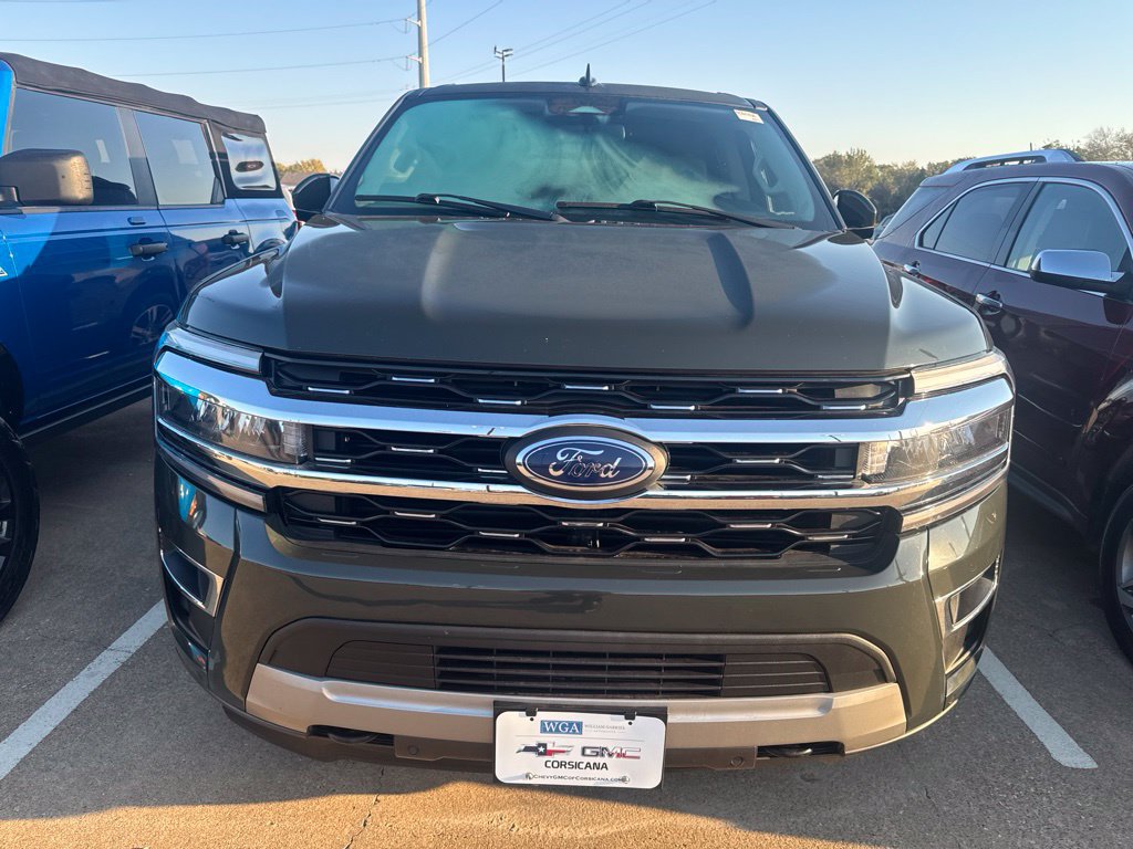 Used 2022 Ford Expedition Limited AWD/4WD image 2
