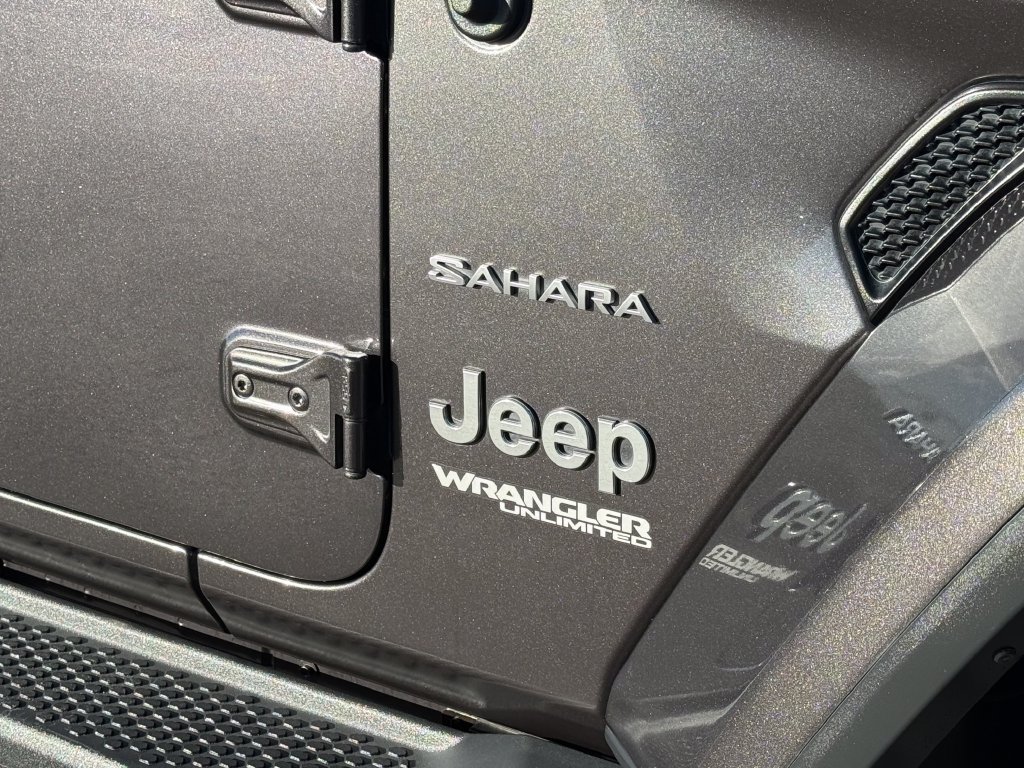 Used 2018 Jeep Wrangler Unlimited Sahara w/ Uconnect 4C Nav & Sound Group AWD/4WD image 17