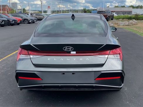 New 2025 Hyundai Elantra SEL image 9